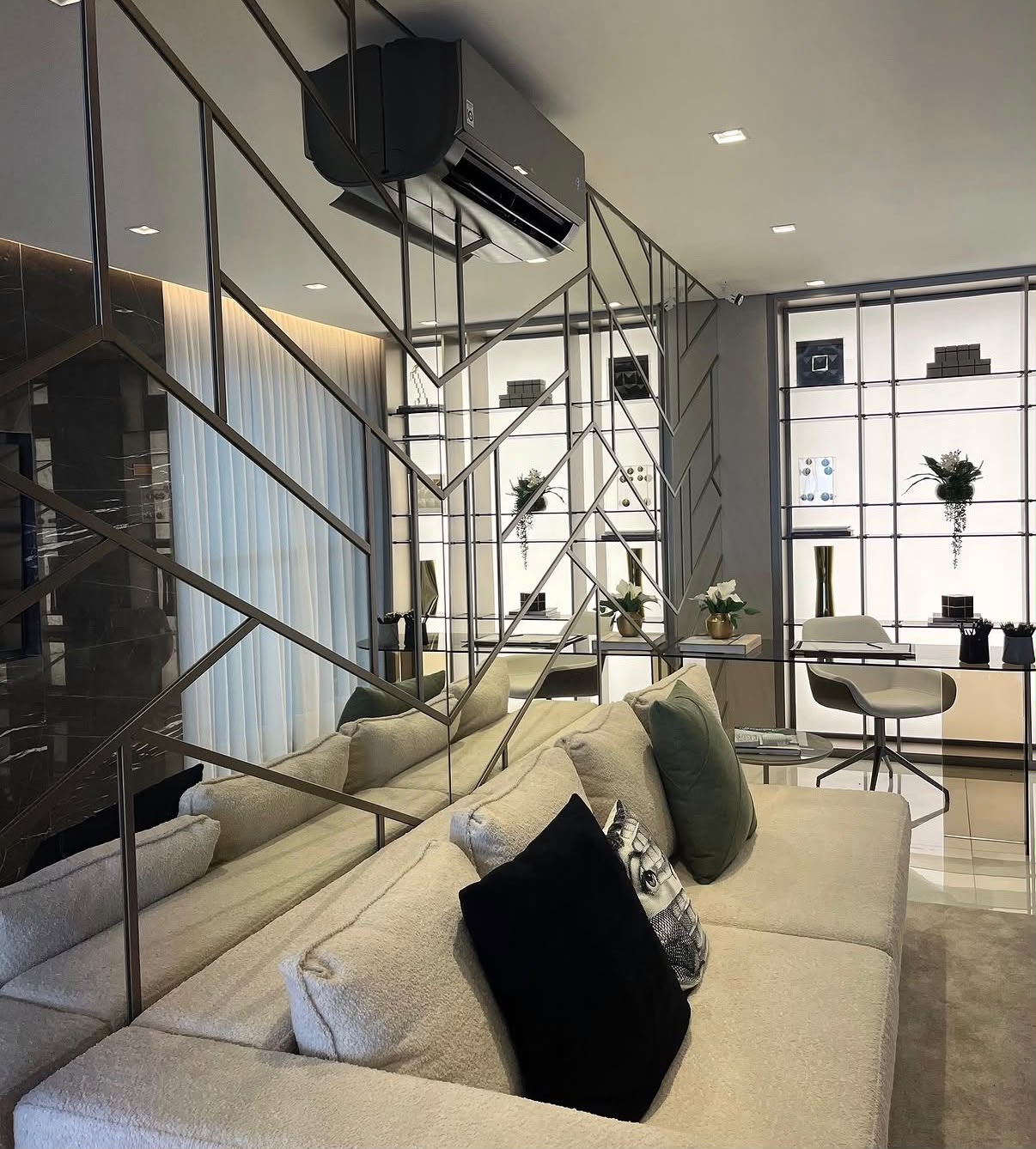 Painel de espelhos sob medida executado pela FSGlass