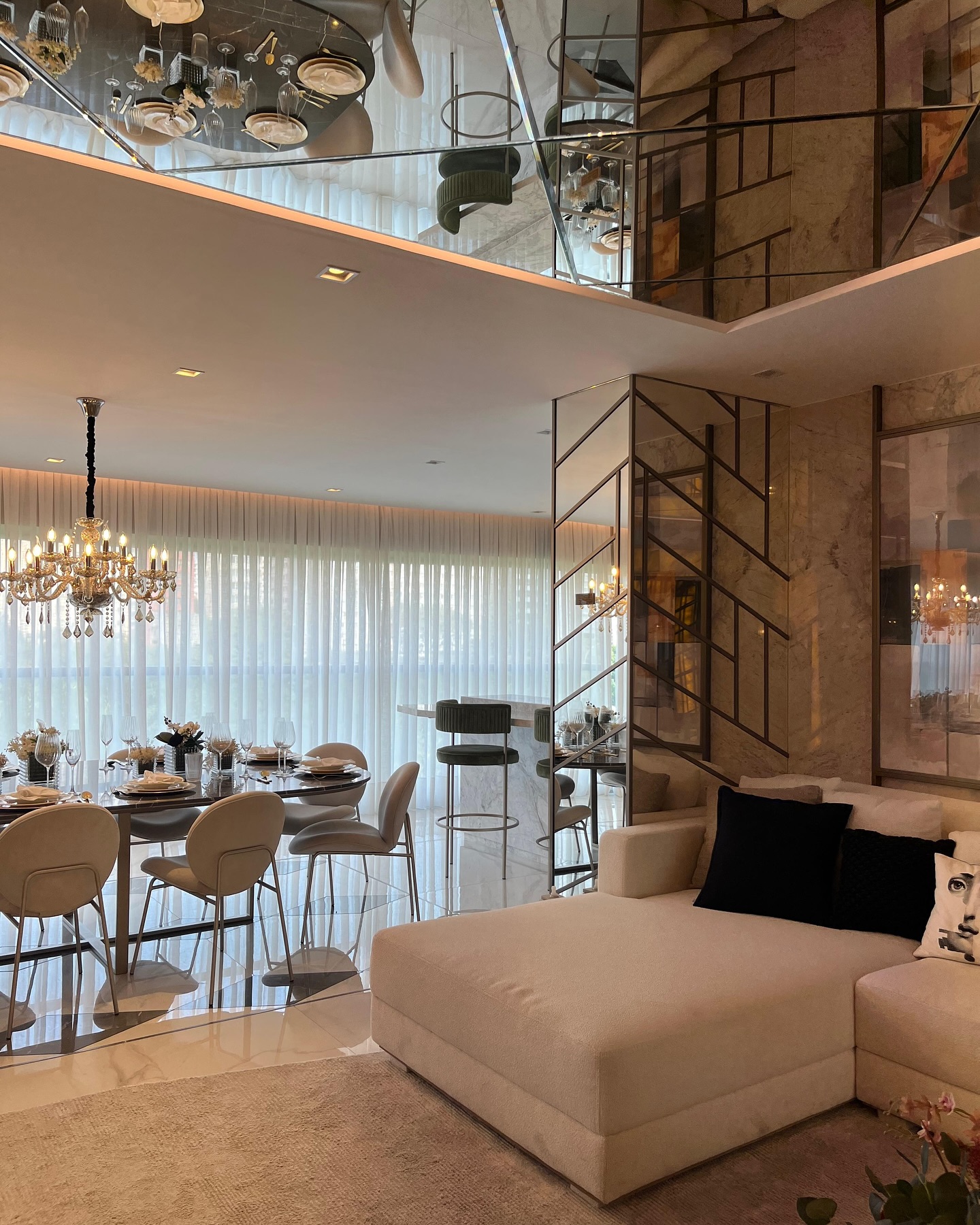 Ambiente refinado com espelhos e vidros instalados pela FSGlass
