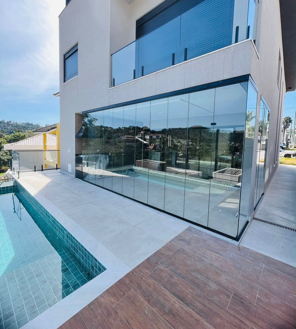 Fechamento de área de piscina em vidro executado pela FSGlass