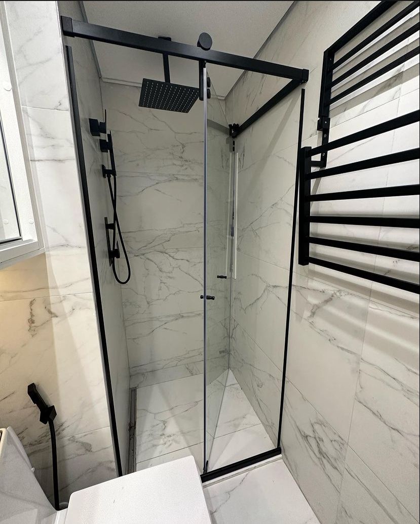 Box de Banheiro com Ferragem Preta — Boxes realizado pela FSGlass