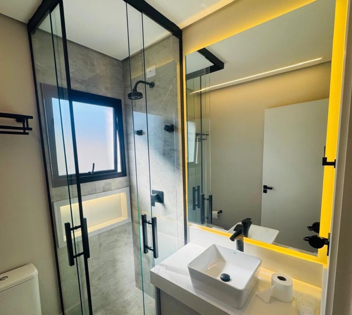 Box Preto e Espelho com LED — Espelhos LED realizado pela FSGlass