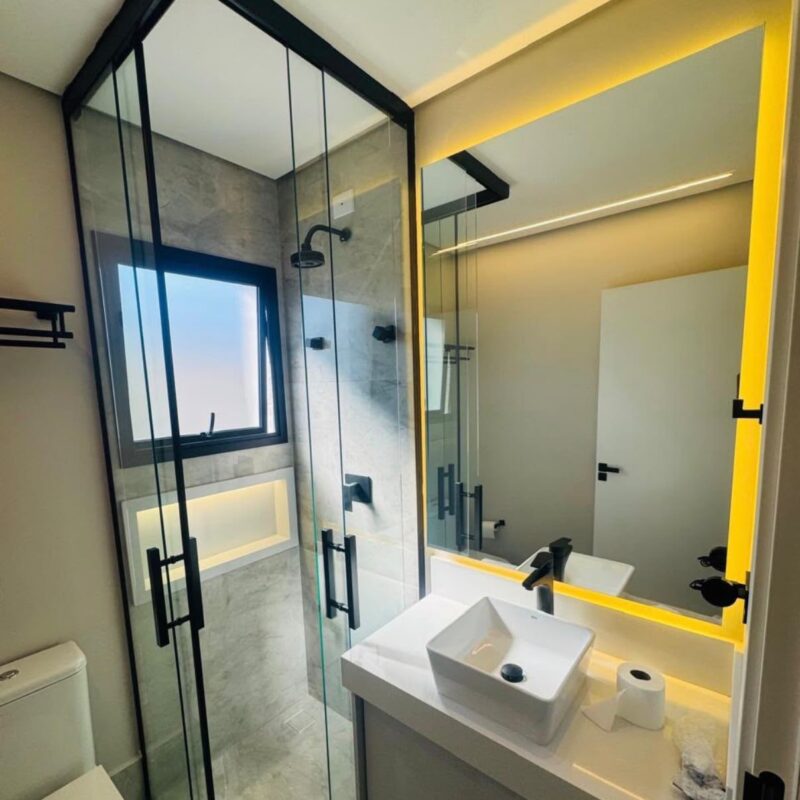 Box Preto e Espelho com LED realizado pela FSGlass
