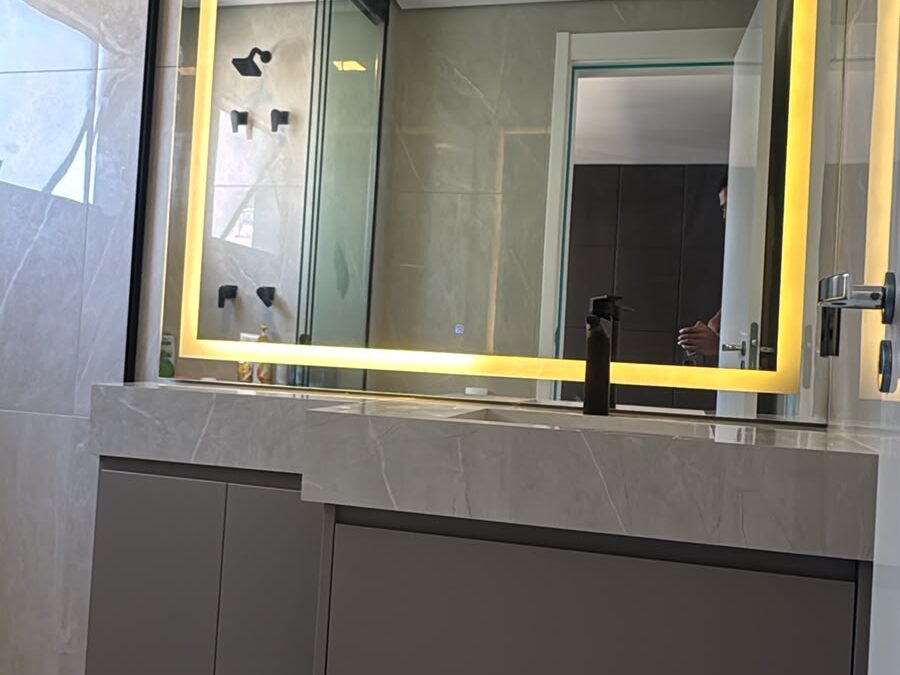 Espelho com LED em Banheiro — Espelhos LED realizado pela FSGlass