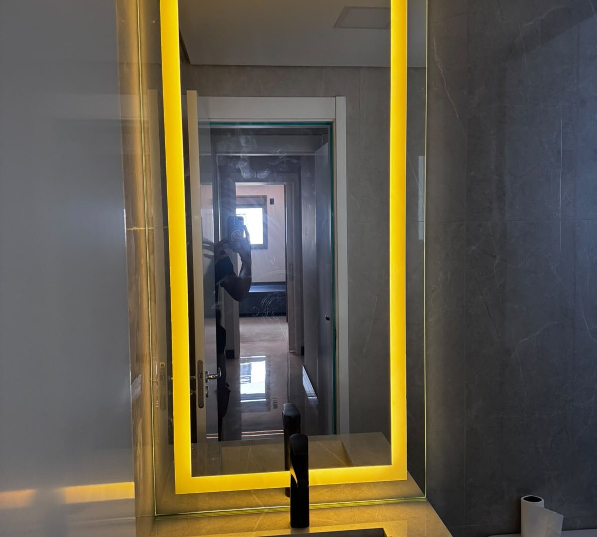 Espelho com LED em Lavabo — Espelhos LED realizado pela FSGlass
