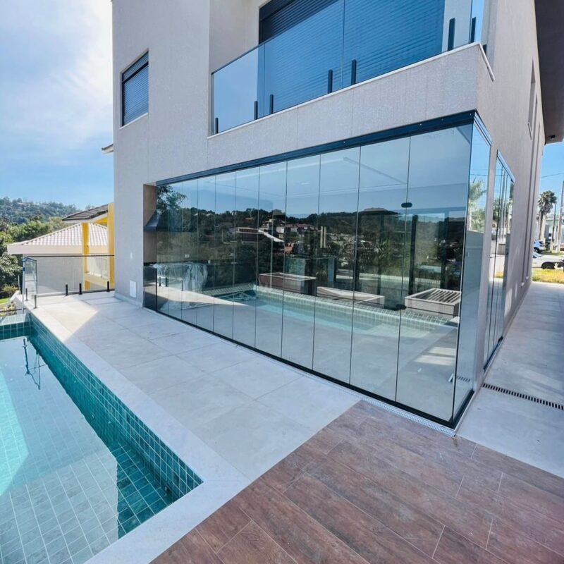 Fechamento de Área de Piscina em Vidro realizado pela FSGlass