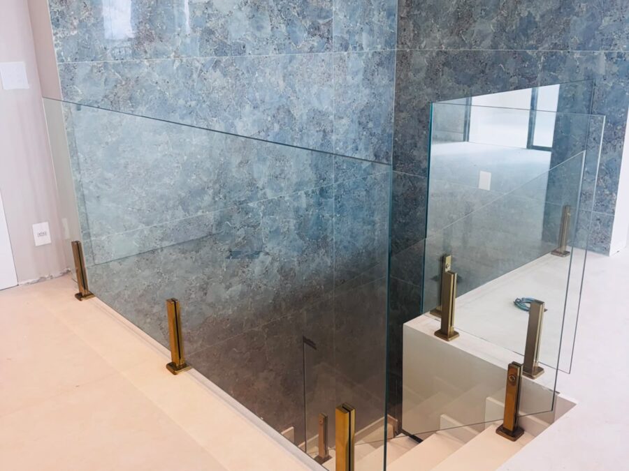 Guarda-Corpo de Vidro em Escada — Guarda-Corpos realizado pela FSGlass