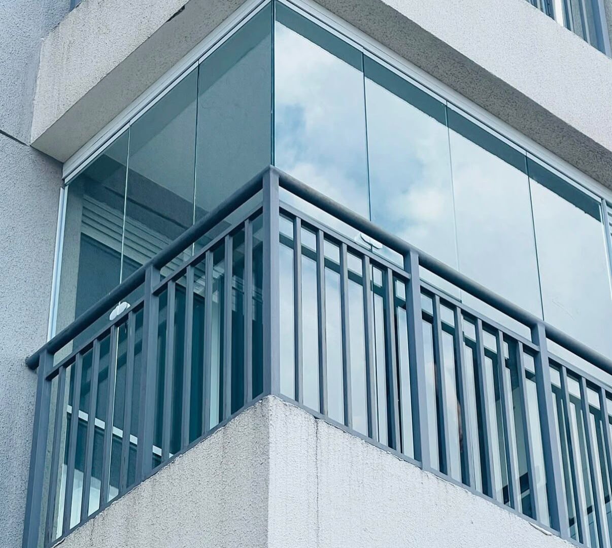Envidraçamento de Sacadas executado pela FSGlass em Barueri e região
